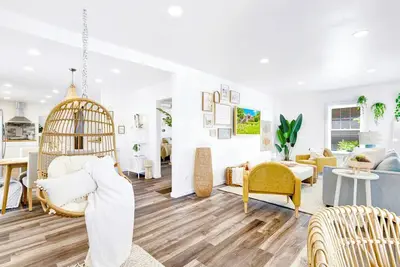 Image de #BohoSleek: King Bed w/ Spa Shower & Park Views- Near Downtown & Top Golf & Bjcc