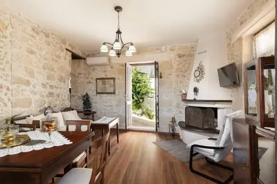 Image de Traditional resort in Heraklion, Crete:perfect for couples, families, and groups.