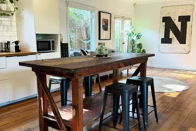 Image de The Roy ✨ Family home close to airport + train