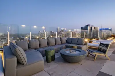 Image de Lux Group Stay |  Rooftop Pool | #1 Stay on Rainey