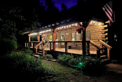 Image de Authentic Log Cabin! Fun for families / Near Owl's Nest / 20 min. from Loon!