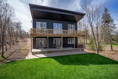 Image de Escape to Chub Lake Retreat: Waterfront Luxury House in Carlton, Minnesota