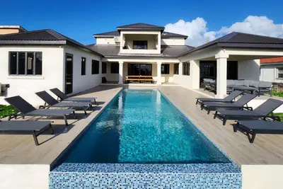 Image de Stunning 4 Bed Villa - Sea View, Infinity Pool, Short Walk to Mullins Beach