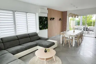 Image de Villa de Standing en Champagne Avec Piscine