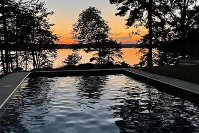 Image de Mid-Century Modern Lake House with Stunning Views, Pool, Fire Pit