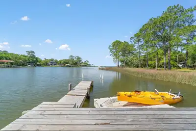 Image de Waterfront Bring your Boat and tie up outback to the pier with community Pool\n