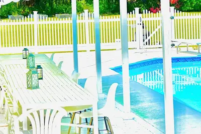 Image de Tranquil Paradise Nature Sanctuary. Pool, red barns and horses, goats and more.