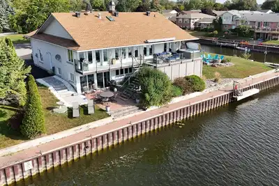 Image de Lake House w/ Hot tub, Boat Slip, Pool Table and Fire pit - 5 min to beach!