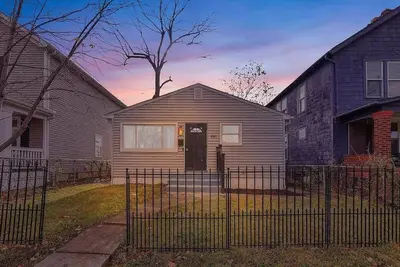 Image de Welcome to our Cozy Urban Charm, just a stone's throw away from downtown.