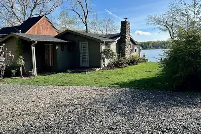 Image de Woodbury'S Lake Quassepaug Spring-Fed Lake. Direct Waterfront. Boat Dock.