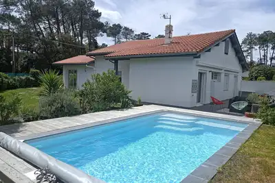 Image de maison bords de mer avec piscine