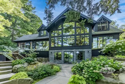 Image de Incredible 6 bdrm 5 bath cottage on Lake Joe!