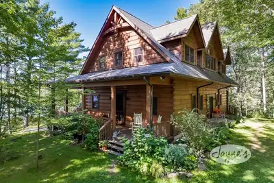 Image de Cozy 4 bed 2 bath cottage on Pine Lake with 1 bed Bunkie! W Exposure! Hot Tub!