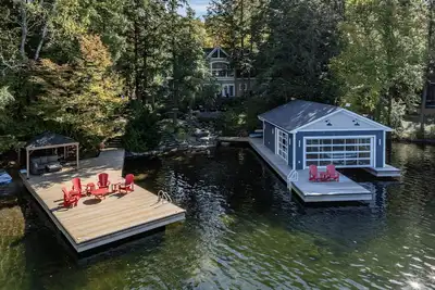 Image de 7 bed, 5 bath spectacular cottage on Lake Joseph!