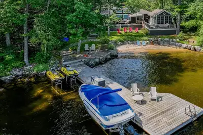 Image de Beautiful 6 bed, 3 bath on Lake Muskoka, All Season! Sun all Day! Sand Beach!