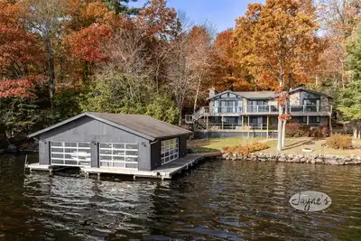 Image de 6 bed 5 bath Lake Muskoka cottage! Newly renovated! Sunsets!