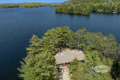 Image de Magnificent 6 bedroom, 2 bath cottage, panoramic view of Kawagama Lake! 2 acres!