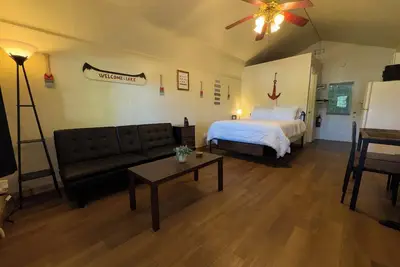 Image de Cozy Lakeside Cabin 1 Minute Walk From Ship Store & Boat Slips! Rocky