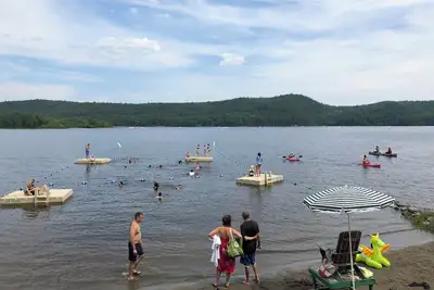 Image de Dog friendly, wooded property; 3 Br cottage; private beach; tennis, boating