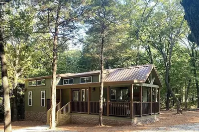 Image de Tiny Texoma Treasure: Your Wooded, Lakeside Wonderland - Green House
