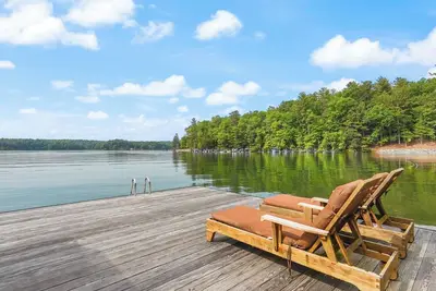 Image de Lakefront home with private dock, gameroom, and hottub across from state parks.