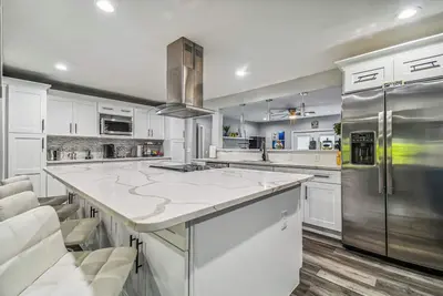 Image de Luxury Modern spacious 5Bedroom/3Bathroom, Theater room a game room and pool.