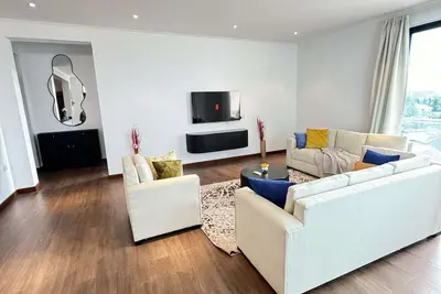 Image de Spacious and Serene penthouse nestled in the vibrant heart of Dar es Salam.