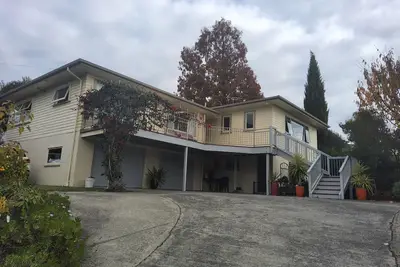 Image de Comfortable, spacious, light filled and unique home. Pet friendly.