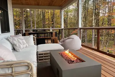 Image de Contemporary Stunner near Inness & Trails