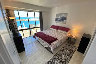 Image de Stunning ocean, mountain, and city views from Downtown Honolulu. Pet friendly!