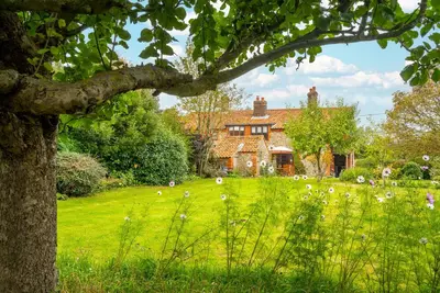 Image de Newly renovated Brick & Flint cottage with stylish interiors, wood burning stove, beautiful garden,