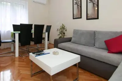 Image de Cozy new comfy two bedroom. Free street parking, 7 minute walk to the old town