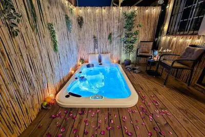 Image de Casa Virgo - Luxury 5-bedroom house with hot tub+pool, only 5min walk to beach