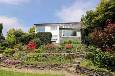 Briars Lea, pet friendly, with hot tub in Bowness-On-Windermere