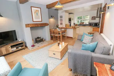Image de Bumble Cottage, pet friendly, with a garden in Netherthong
