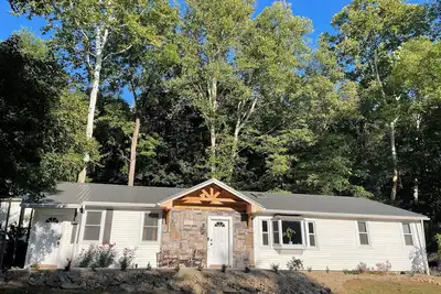 Image de Rustic Pines on Buckeye Trail with hot tub