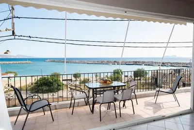 Image de 3 bedroom apartment with harbor view - near the beach