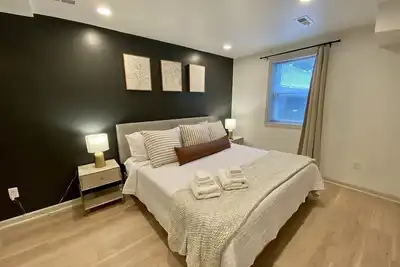 Image de Modern Basement 1 King Bed with No Stairs