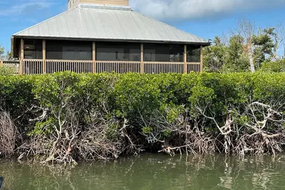 Image de Catch n' Relax: 3br/2ba Secluded Retreat with Private Dock & Beach Access.