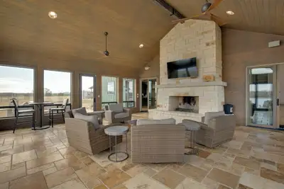Image de Game Room, Fireplaces, On-Site Lake! Kaufman Home