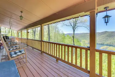 Image de Rustic Topton Cabin w/ Game Room & Private Hot Tub