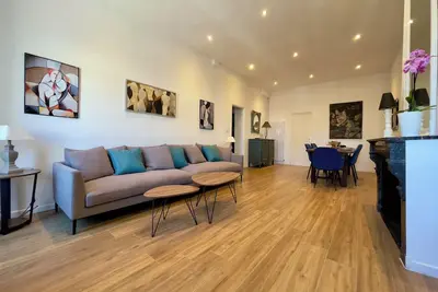 Image de Luxe et Élégance en Face des Halles