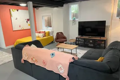 Image de Modern basement apartment one block from Peninsula Park!