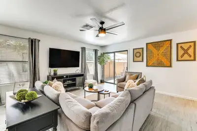 Image de 5 Mi to Dtwn: Modern Gilbert Getaway w/ Yard!