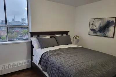 Image de Chic Yorkville Retreat: Stylish Comfort in the Heart of Toronto