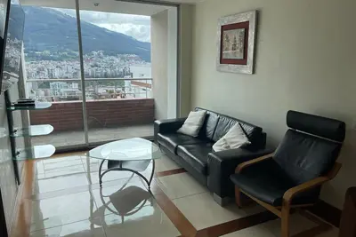 Image de Poshest Quito, 2 Bdr+Full Bthr, 3 Beds, Living Room 65\" Tv, Full Kitchen+Laundry