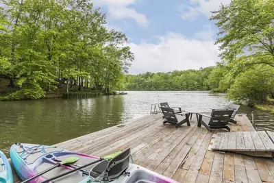 Image de Camp McGu: Lakefront, Boats Included, 3 Fireplaces + Firepit, Gorgeous Setting