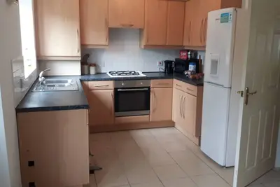 Image de Modern townhouse with gas combi boiler heating system, private parking and garden