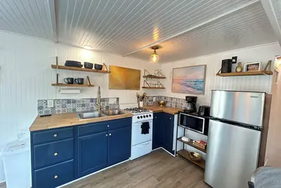 Charming Tiny Home Retreat- 1br/ 1 Ba-deck/private patio- heated pool