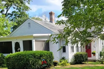 Image de Charming cottage with short drive to the beach or the city!